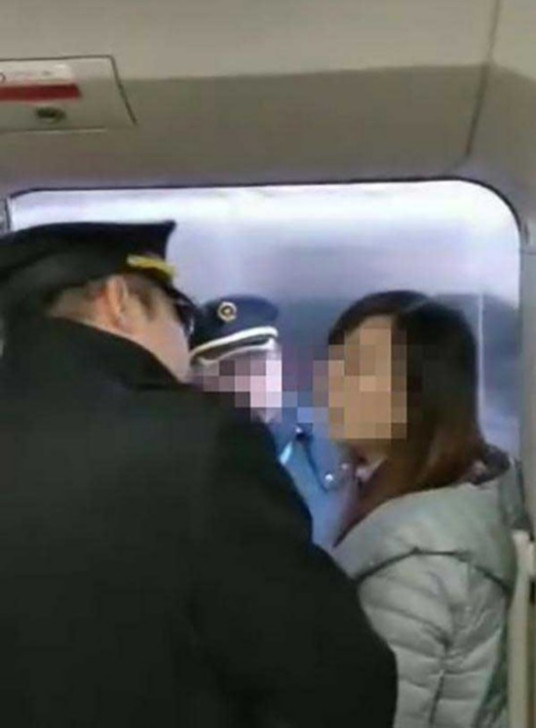 合肥高铁女子扒门事件