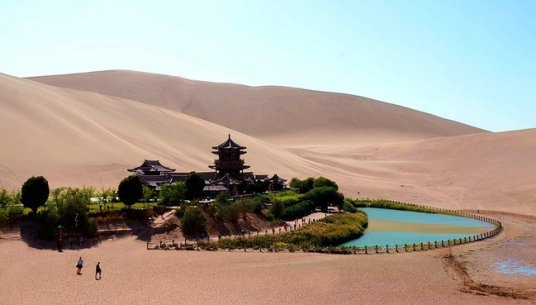 敦煌鸣沙山月牙泉景区