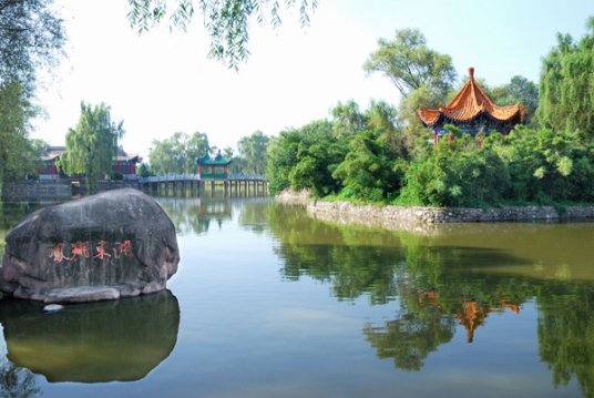 东湖（陕西省宝鸡市的景区）