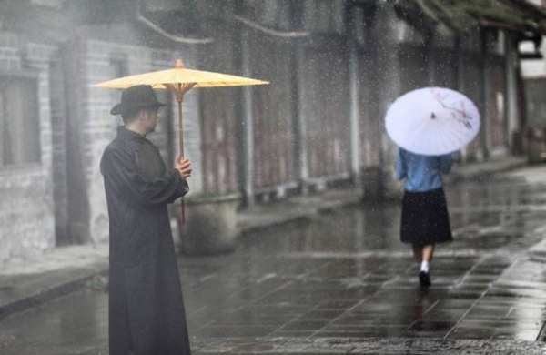 撑着油纸伞，像我一样前面一句是什么？这是戴望舒的雨权移注卫行致本观许护巷