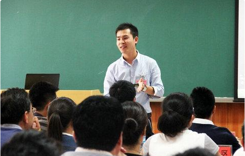 大学，辅导员与班主任有什么区别？