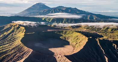 美国夏威夷冒纳罗亚火山开始喷发，火山喷发的原因是什么呢？