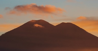 美国夏威夷冒纳罗亚火山开始喷发，火山喷发的原因是什么呢？