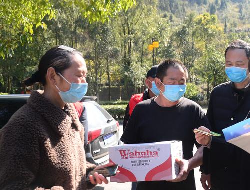 万名游客滞留张家界，当地组织大巴运送旅客回家，旅游业造成了多大的损失？