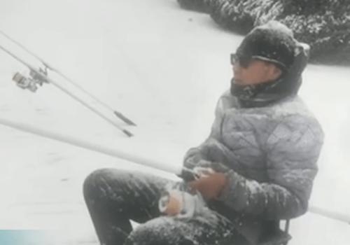 大连一男子顶着大雪钓鱼，钓鱼有什么技巧？