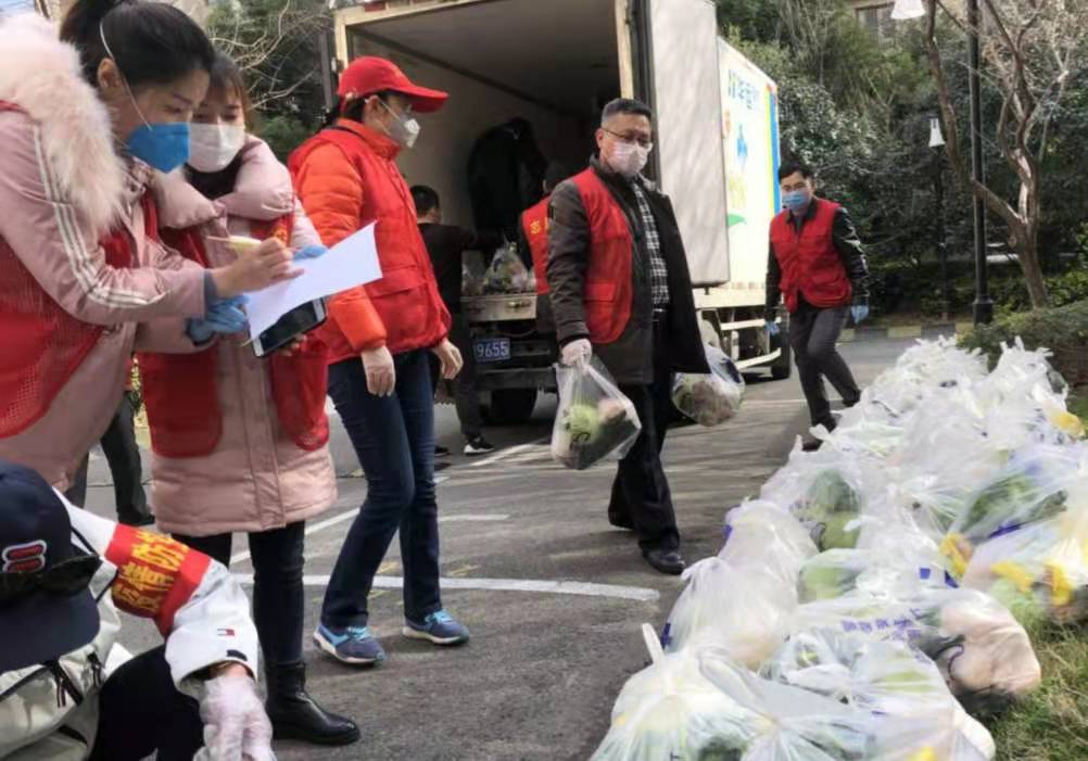 河南一男子冒雨给前妻和孩子送物资，你如何评价男子的这一行为？