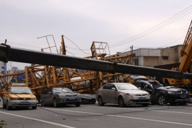 昆山一塔吊倒塌压扁过路车，导致塔吊倒塌的原因是什么？