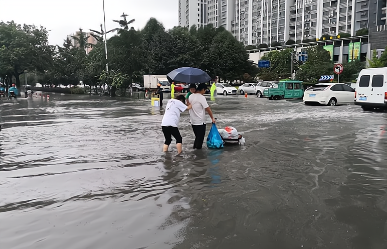 四川绵阳暴雨市民坐积水中淡定吃饭，他们当时的心理是怎样的？