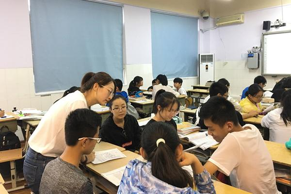 26位老师轮流给1名学生上2年课，你印象最深刻的老师是谁？