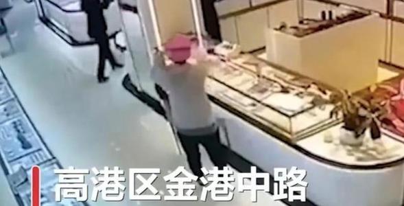 江苏泰州，一19岁女孩持美工刀抢金店，她的作案动机是什么？