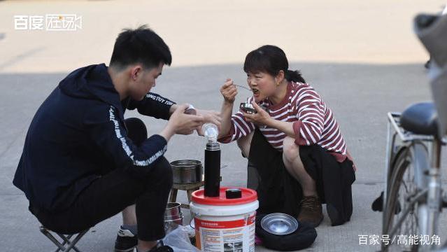 实拍高考镇陪读家长送餐场面，孩子离去后，默默吃剩下的饭菜，你怎么看？