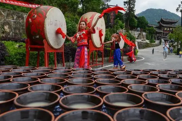 孟晚舟游张家界，到武陵源喝“拦门酒”，她在生活中有多亲和？