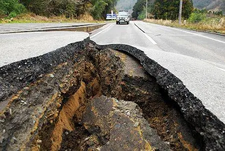 日本强震后公路裂开50米长缝，给道路安全带来了哪些隐患？