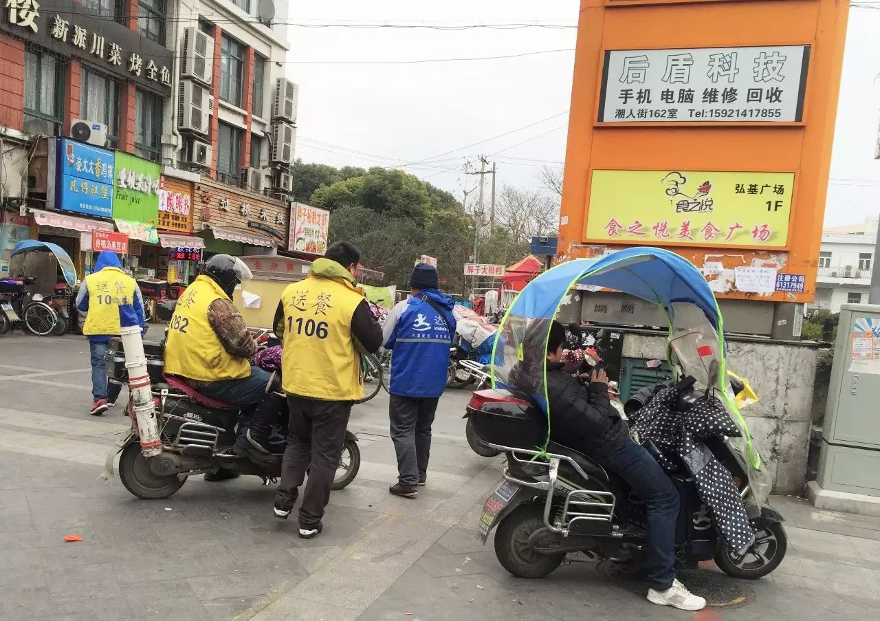 吉林高校流浪狗常偷学生外卖藏着吃被拍，它是不是已经成为了“惯犯”？