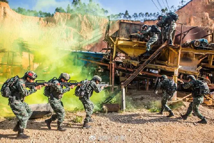 武警借用餐馆厕所后拖地道谢离开，从这位武警的举动中体现出了什么？