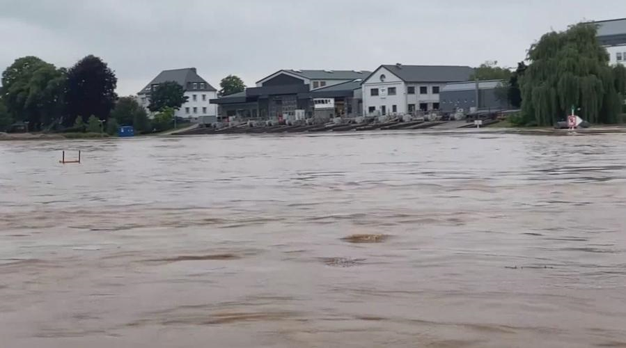 郑州暴雨中跪地救人的试工医生被直接录用，当时他还有过哪些壮举？